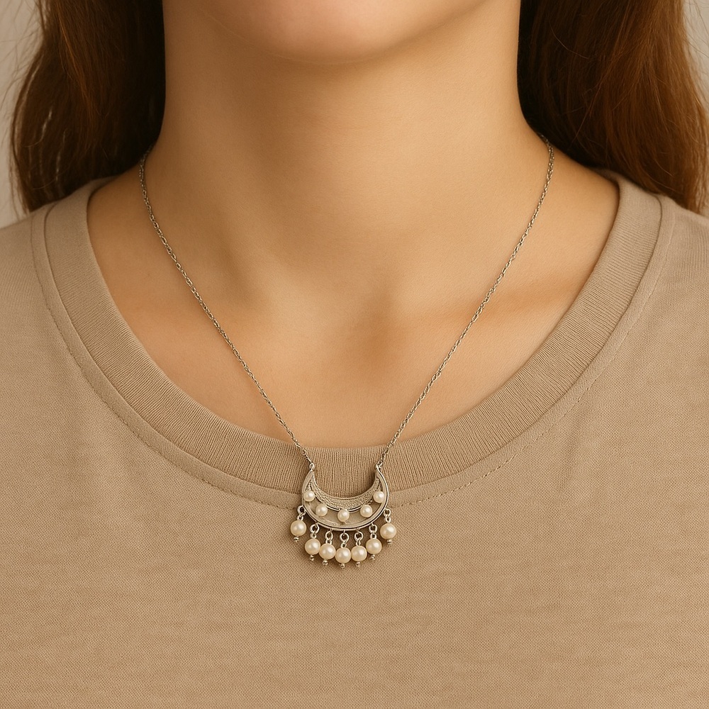 🩶Elegant Silver Tone🩶Necklace with Faux Pearl Accents/EUC